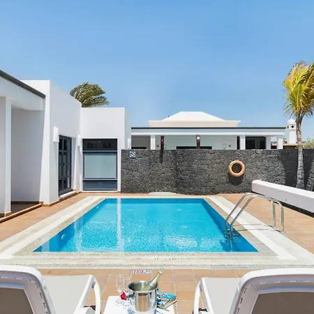 Villa Sleeps 6 With Pool Private & Sauna