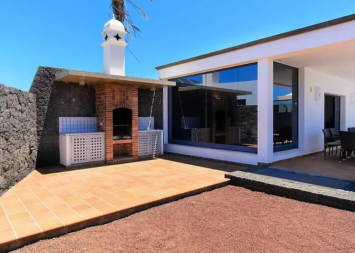 Villa Sleeps 6 With Pool Private & Sauna