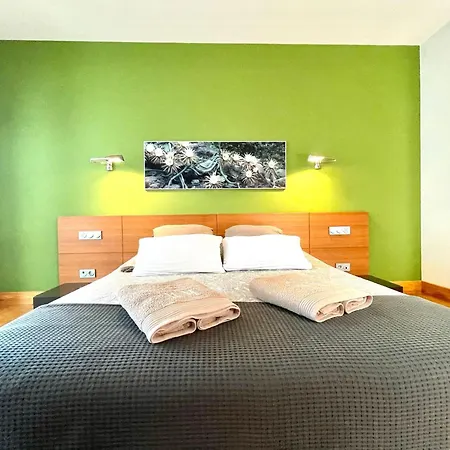 Sleeps 6 With Sauna Willa *