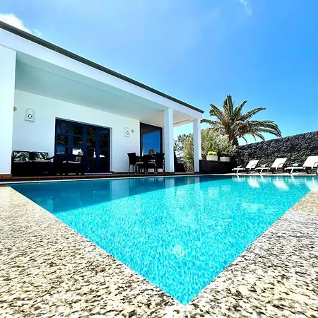 Villa Sleeps 6 With Pool Private & Sauna