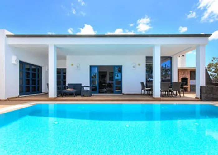 Villa Sleeps 6 With Pool Private & Sauna