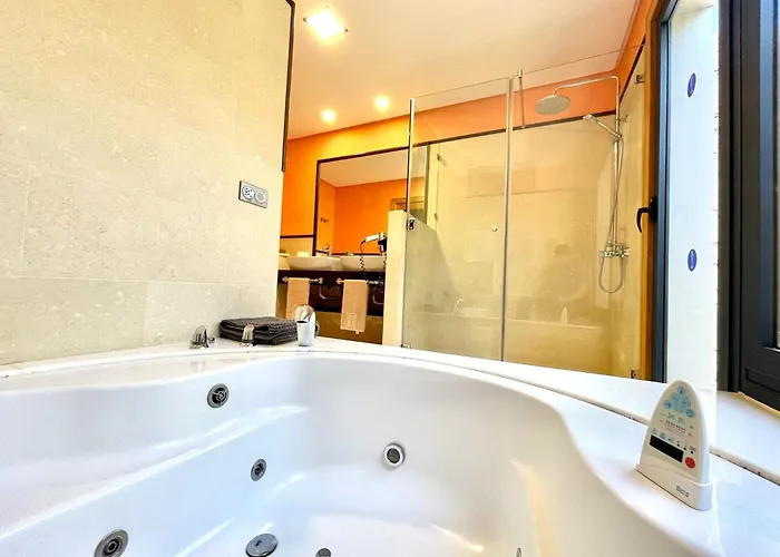 Villa Sleeps 6 With Pool Private & Sauna *