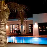 Sleeps 6 With Pool Private & Sauna * 플라야블랑카