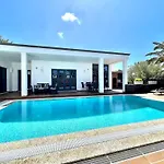 Sleeps 6 With Pool Private & Sauna * 플라야블랑카