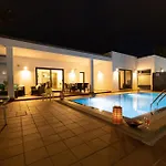 Sleeps 6 With Pool Private & Sauna * 플라야블랑카