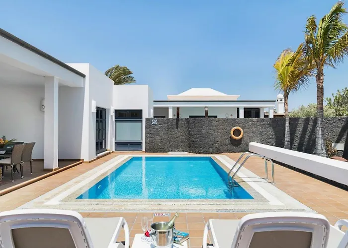 Villa Sleeps 6 With Pool Private & Sauna