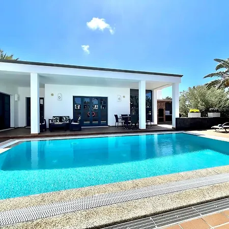 Beautiful 5-bed In * Playa Blanca (Lanzarote)