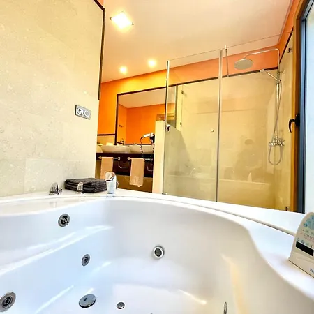 Sleeps 6 With Pool Private & Sauna *