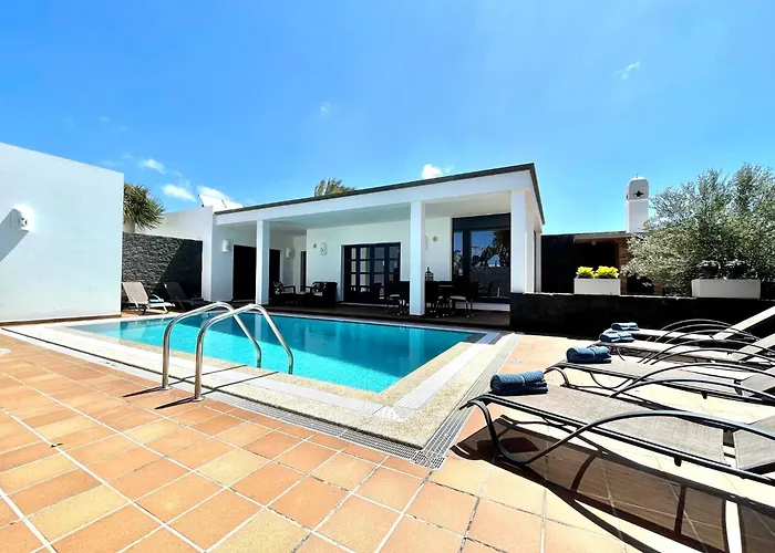 Villa Sleeps 6 With Pool Private & Sauna Playa Blanca (Lanzarote)