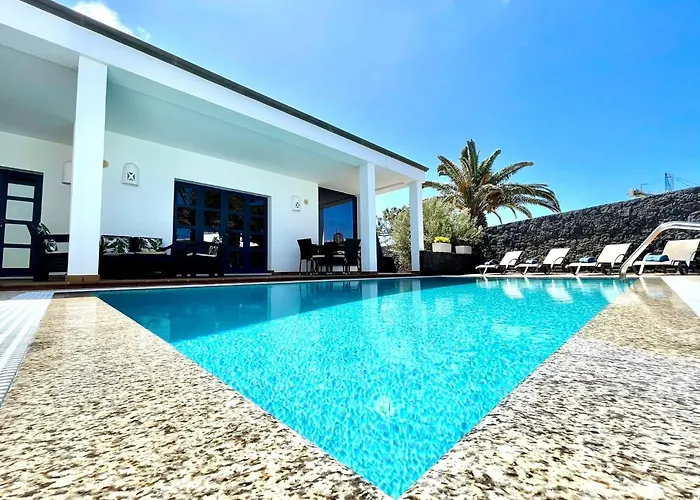 Villa Sleeps 6 With Pool Private & Sauna